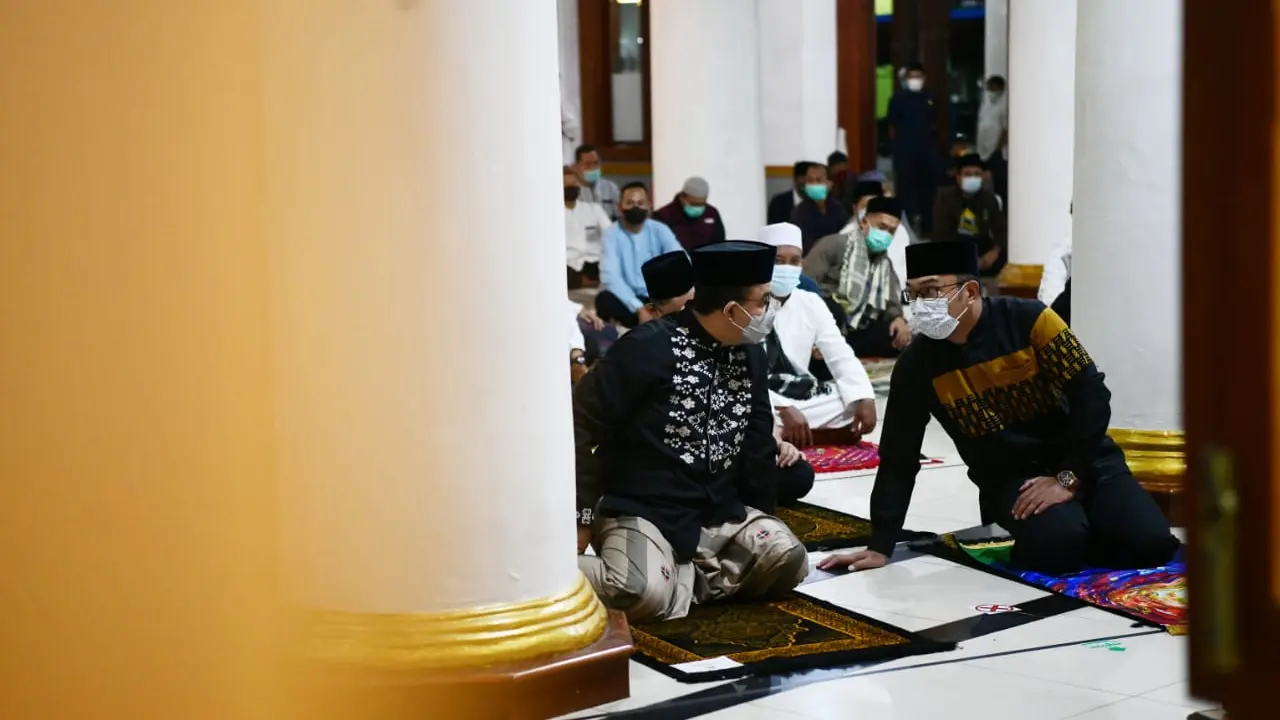 Gubernur DKI Jakarta Anies Baswedan dan Ridwan Kami berteu dalam Salat Shubuh berjamaah di Masjid Agung Sumedang, Jawa Barat. (Istimewa)
