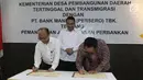 Mendes PDTT Eko Putro Sandjojo (tengah) menyaksikan Sekjen Kemendes PDTT Anwar Sanusi (kiri) dan Dirut Bank Mandiri Kartika Wirjoatmodjo (kanan) menandatangani berkas kerja sama di Kantor Kemendes PDTT, Jakarta, Senin (30/9/2019). (Liputan6.com/Angga Yuniar)