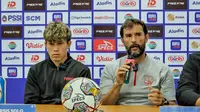 Pelatih Persis Solo, Leonardo Medina (kanan), ditemani Ryo Matsumura, saat mengikuti sesi konferensi pers pascalaga kontra Rans Nusantara FC di Stadion Maguwoharjo, Sleman, Selasa (6/12/2022). (Bola.com/Radifa Arsa)
