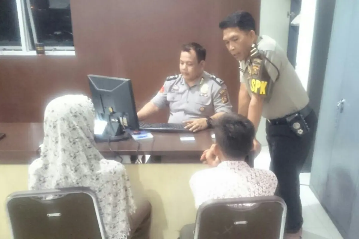 Korban didampingi ibunya melaporkan nenek Jawo (80) ke SPKT Polresta Palembang (Liputan6.com / Nefri Inge)