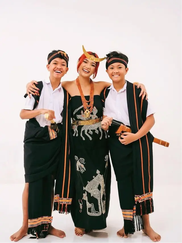 Rayakan Natal di Kupang, Ini 6 Pemotretan Marion Jola Bareng Keluarga