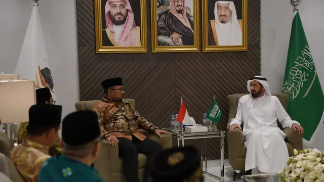 Menteri Agama (Menag) RI Yaqut Cholil Quomas saat bertemu Menteri Haji dan Umrah Arab Saudi Taufiq F Al Rabiah.