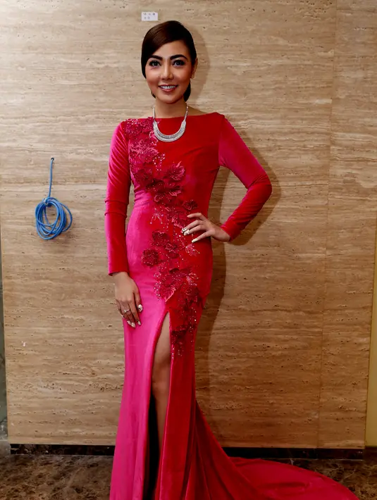 Kecantikan abadi Bella Shofie dipadu dengan karya yang mempesona dari Ivan Gunawan. (Wimbarsana/Bintang.com)