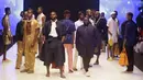 Sejumlah model berpose di catwalk mengenakan busana kreasi Assian selama Heineken Fashion and Design Week di Lagos, Nigeria (26/10/2019). Lagos Fashion Week (LFWNG) adalah acara mode multi-hari tahunan yang didirikan pada 2011 oleh Omoyemi Akerele. (AP Photo/Sunday Alamba)