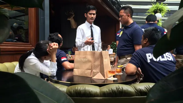 2 Teman Ngopi Peragakan Detik-detik Jelang Mirna Kejang-kejang