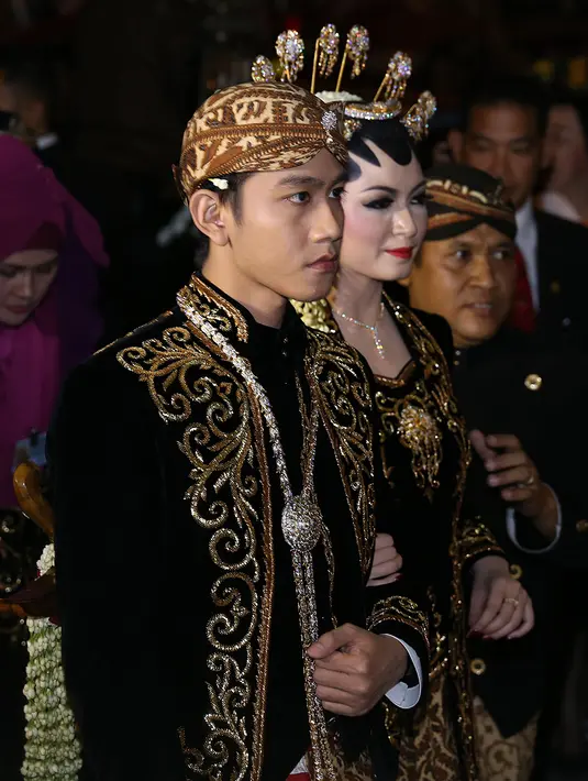 Presiden Jokowi dan Nyonya Iriana Jokowi mengiringi Gibran dan Selvi. (Galih W. Satria/bintang.com)