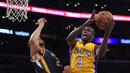 Aksi pemain Lakers, Luol Deng, (kanan) mmecoba memasukan bola saat dihadang pemain Utah Jazz, Rudy Gobert pada laga NBA basketball game di Los Angeles, (27/12/2016).  (AP/Mark J. Terrill)