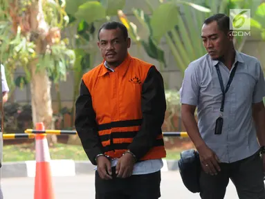 Pengusaha Abu Bakar (tengah) saat tiba di Gedung KPK, Jakarta, Selasa (30/7/2019). Abu Bakar diperiksa sebagai tersangka terkait dugaan penyuapan terhadap Gubernur Kepulauan Riau Nurdin Basirun agar memberikan izin prinsip lokasi reklamasi di Kepulauan Riau. (merdeka.com/Dwi Narwoko)