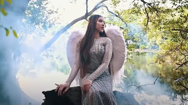 6 Pemotretan Tiara Andini Bak Bidadari, Menawan dengan Sayap Putih