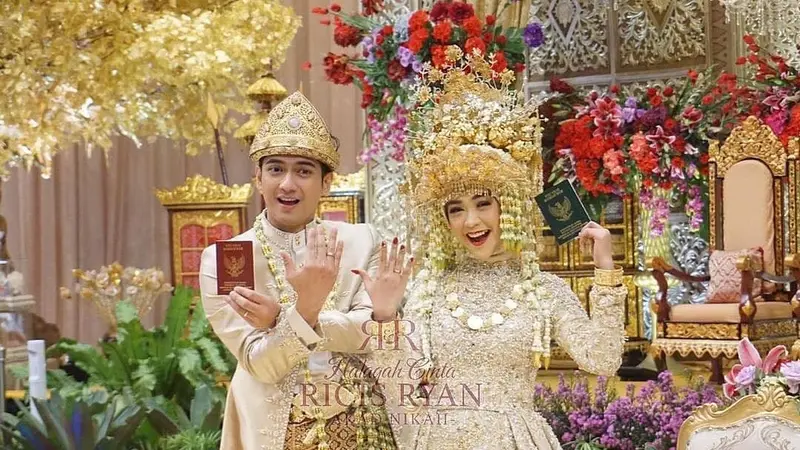 6 Momen Pernikahan Ria Ricis dan Teuku Ryan, Pakai Baju Adat Palembang