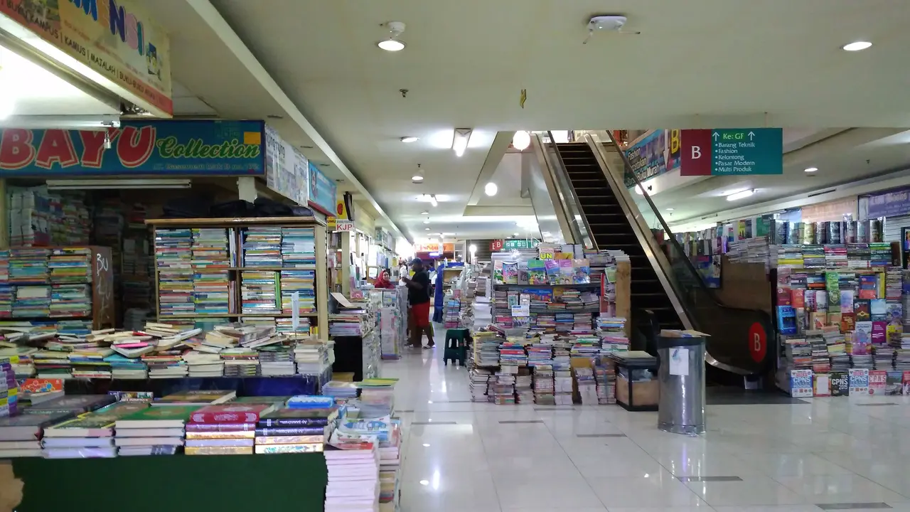 Suasana kios buku di mal Blok M Square