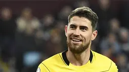 Gelandang Chelsea, Jorginho melakukan selebrasi setelah mencetak gol dari titik penalti ke gawang Aston Villa pada pertandingan lanjutan Liga Inggris di Villa Park di Birmingham, Inggris tengah 26 Desember 2021. Sejumlah sumber termasuk jurnalis senior yang juga pakar bursa transfer Fabrizio Romano, banderol penebusan Jorginho mencapai 10 juta poundsterling atau setara dengan Rp185 miliar, ditambah 2 juta poundsterling sebagai bonus. (Oli SCARFF / AFP)