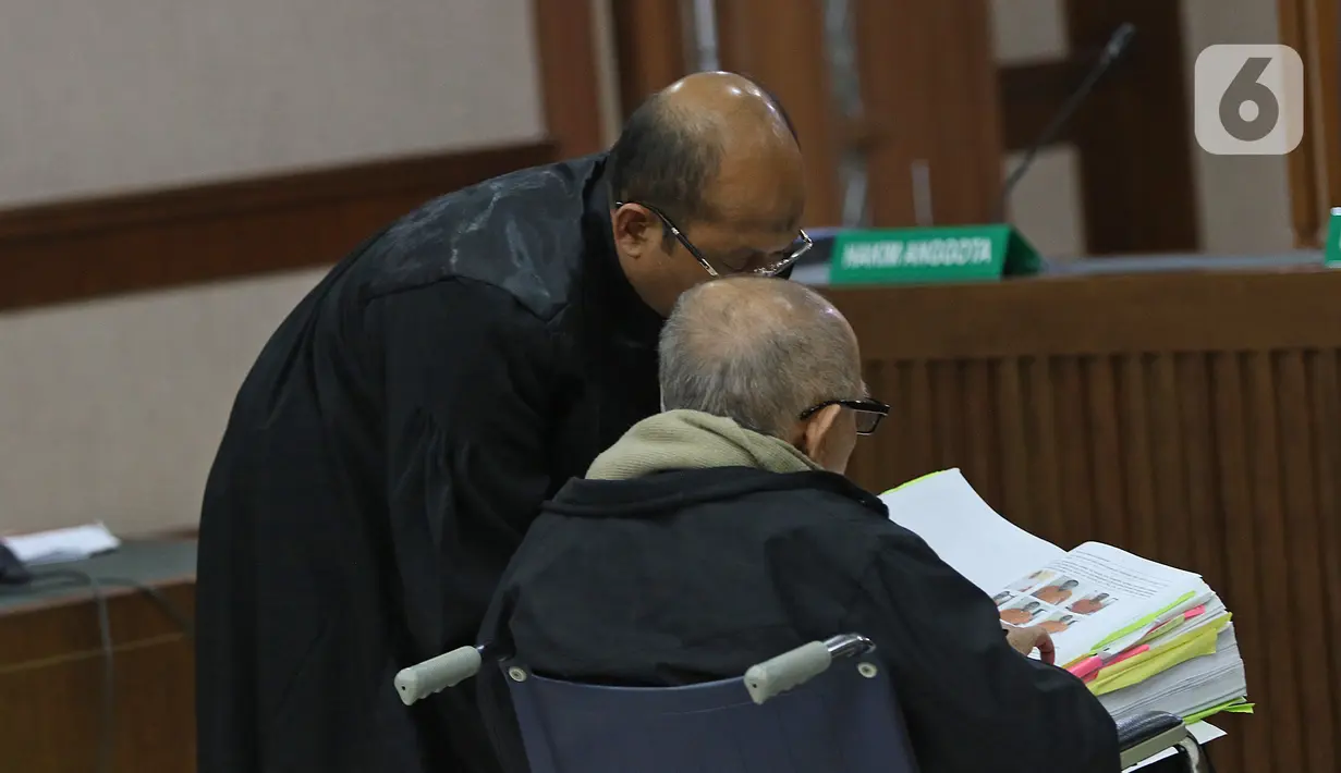 Terdakwa Kivlan Zen (kanan) berbincang saat memberikan kesaksian dalam sidang kasus kepemilikan senjata api ilegal di Pengadilan Negeri Jakarta Pusat, Selasa (7/1/2020). Kivlan menjadi saksi untuk terdakwa Habil Marati atas kasus kepemilikan senjata api ilegal. (Liputan6.com/Herman Zakharia)