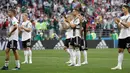 Pemain Jerman berjalan ke pendukung mereka setelah kalah dalam pertandingan Grup F antara Jerman dan Meksiko di Piala Dunia 2018 di Stadion Luzhniki, Moskow, Rusia, Minggu (17/6). (AP Photo/Matthias Schrader)