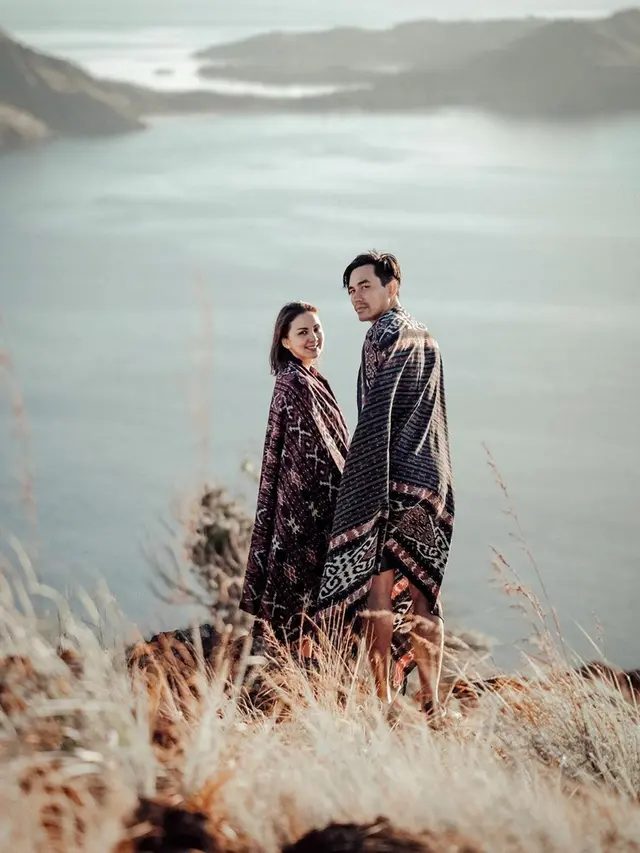 FOTO: Gaya Liburan Darius Sinathrya dan Donna Agnesia di Labuan Bajo, Tetap Mesra