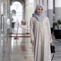 Saat ibadah umrah, Ririn Ekawati tampil cantik dengan mengenakan gamis serta hijab. Saat itu, ia umrah mendoakan almarhum suaminya yang sakit. (foto: instagram.com/ririnekawati)