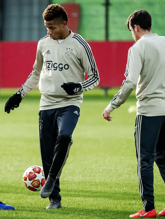 Pemain depan Ajax Amsterdam David Neres (kiri) mengontrol bola saat berlatih jelang menjamu Real Madrid pada leg pertama babak 16 besar Liga Champions di De Toekomst di Ouder-Amstel, Amsterdam, Selasa (12/2). (Robin van Lonkhuijsen/ANP/AFP)