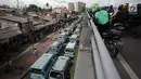 FOTO3: Sejumlah angkot diparkir di tengah jalan dalam unjuk rasa di Jalan Jatibaru, Tanah Abang, Jakarta, Senin (29/1). Para pengunjuk rasa juga menuntut agar bus Tanah Abang Explorer tidak lagi mengangkut penumpang. (Liputan6.com/Arya Manggala)