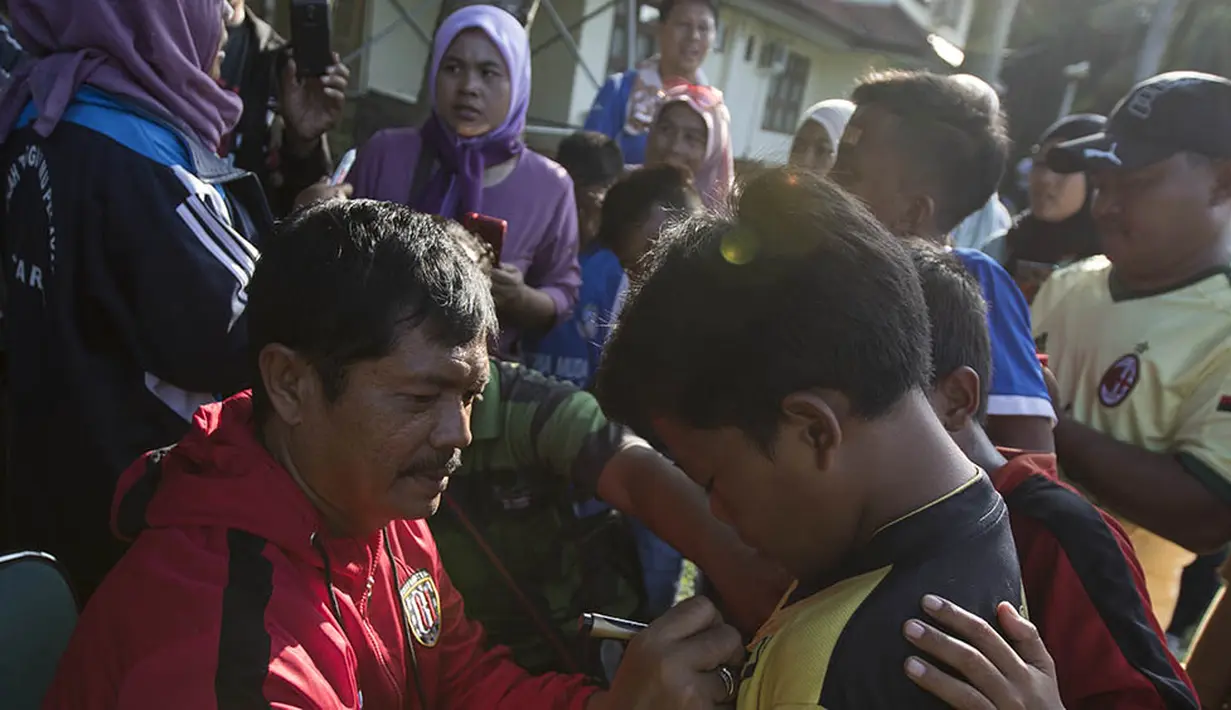 Pelatih Bali United, Indra Sjafri, memberikan tanda tangan kepada para pesepak bola muda usai berlatih di Lapangan MAN Insan Cendikia, Tangerang, Jumat (8/1/2016). (Bola.com/Vitalis Yogi Trisna)