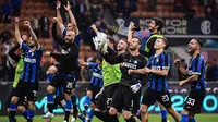 Pemain Inter Milan merayakan kemenangan usai pertandingan melawan Lazio pada lanjutan Liga Serie A di stadion San Siro di Milan (25/9/2019). Inter Milan menang tipis atas Lazio 1-0 berkat gol Danilo D'Ambrosio pada menit ke 23.  (AFP Photo/Marco Bertorello)