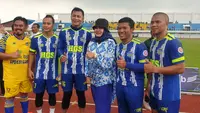Diah Kurniasih, istri Bupati Garut, berfoto bersama dengan para mantan pemain Persib Bandung di Stadion baru RAA Adiwijaya, Garut, Jawa Barat. (Liputan6.com/Jayadi Supriadin)