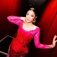 Naysila Mirdad saat Premier Film Mertua Ngeri Kali kenakan baju tradisional modern. [@naymirdad]