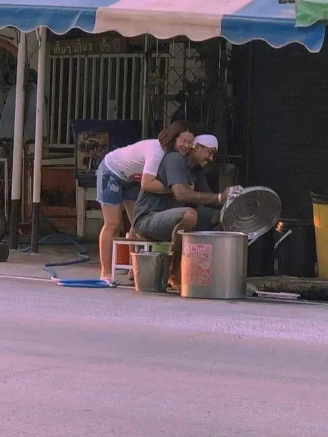 Viral Foto Pasangan di Pinggir Jalan, Bukti Kebahagiaan dalam Kesederhanaan