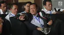 Direktur Utama PT Kereta Api Indonesia Edi Sukmoro duduk menunggu di lobi gedung KPK, Jakarta, Senin (12/08/2019). Edi Sukmoro tampil mengenakan jaket kulit hitam dan sepatu sneakers saat ingin bertemu pempinan KPK  untuk melakukan konsultasi pencegahan tindak pidana korupsi. (merdeka.com/Dwi Narwok