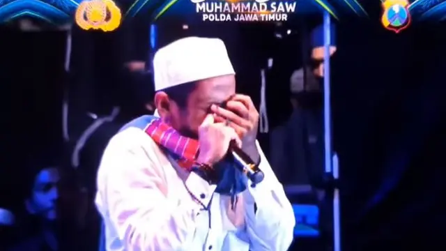 Pemuda bertato menangis saat bersholawat di depan Gus Iqdam. (Foto: Istimewa)