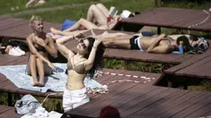 Warga bersantai pada hari pertama berakhirnya lockdown di salah satu taman tepi Sungai Moskow, Moskow, Rusia, Selasa (9/6/2020). Warga Moskow bebas beraktivitas setelah dua bulan menjalani lockdown akibat pandemi virus corona COVID-19. (AP Photo/Alexander Zemlianichenko)