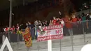 Para penggemar Arsenal merayakan kemenangan tim mereka di Liga Primer Inggris, di luar Stadion Emirates, London, Inggris, pada 19 Mei 2026. (Brook Mitchell/AFP)