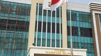  Polres Tangerang Kibarkan Bendera Setengah Tiang (Liputan6.com/Pramitha Tristiawati)