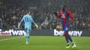 Pemain Crystal Palace Cheikhou Kouyate merayakan setelah mencetak gol ke gawang Stoke City pada pertandingan putaran kelima Piala FA di Selhurst Park, London, Inggris, 1 Maret 2022. Crystal Palace menang 2-1. (AP Photo/Ian Walton)