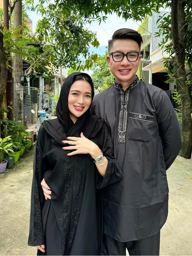Gaya Artis Tanah Air Kenakan Baju Lebaran Warna Hitam yang Memberi Kesan Elegan.