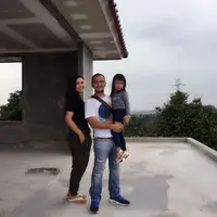 Artis-artis ikut mendoakan anak Denada yang diduga terkena penyakit leukemia. Saat menceritakan penyakit anaknya, Shakira Aurum, Denada tak kuasa menahan air matanya. (instagram/hsantarore)