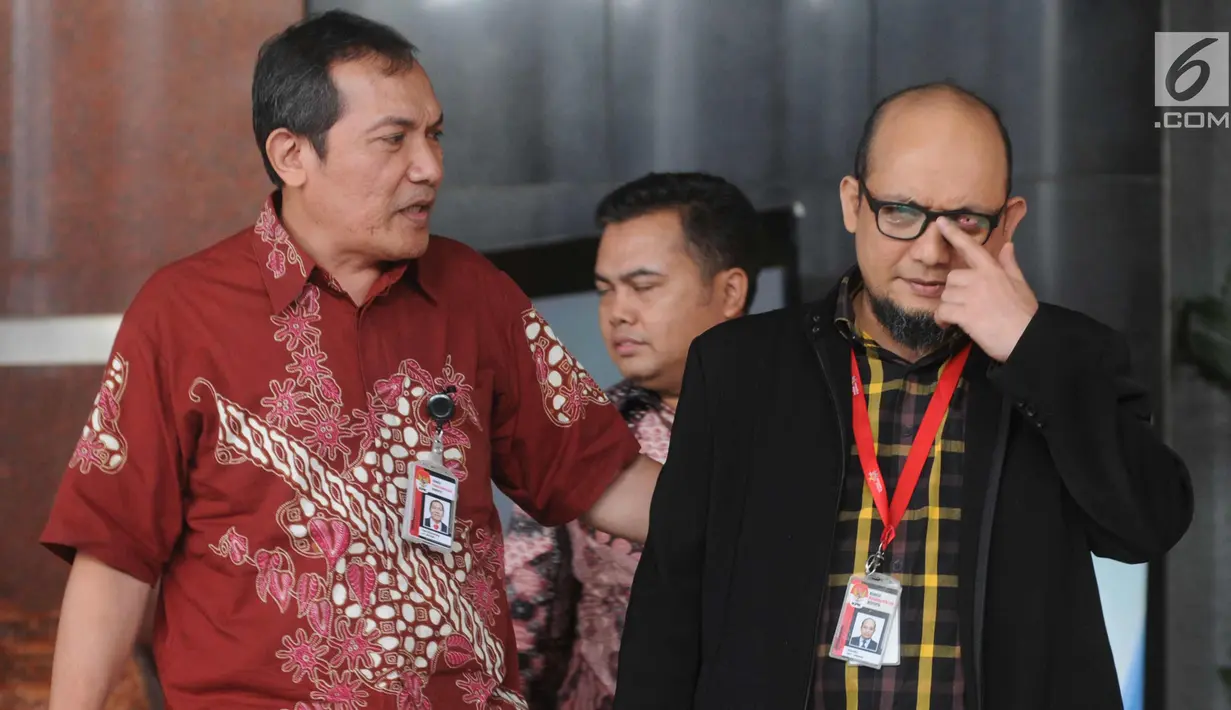 Penyidik KPK Novel Baswedan didampinggi Wakil Pimpinan KPK Saut Situmorang berjalan keluar gedung KPK, Jakarta, Rabu (11/4). Kasus penyiraman air keras Novel Baswedan genap satu tahun. (Merdeka.com/Dwi Narwoko)