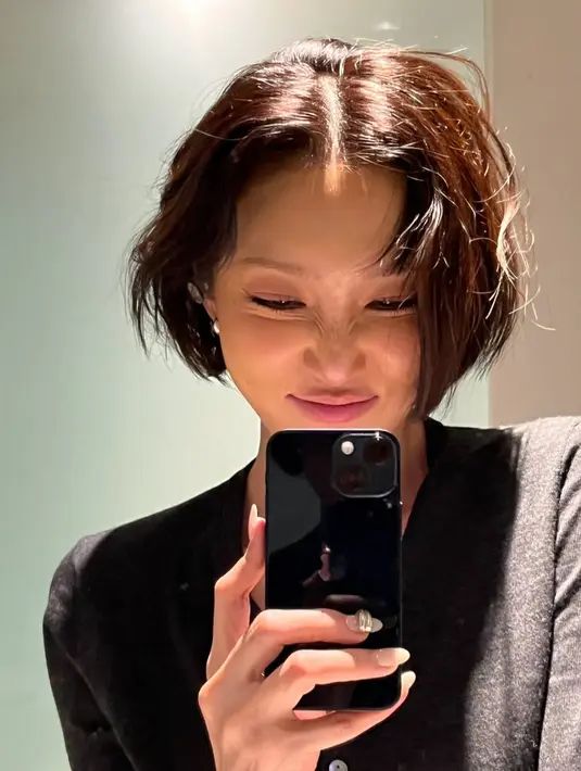 Tentu tampilannya kali ini lebih fresh dan tampak berbeda karena Hwasa cukup lama tampil dengan rambut panjangnya. [@mariahwasa]