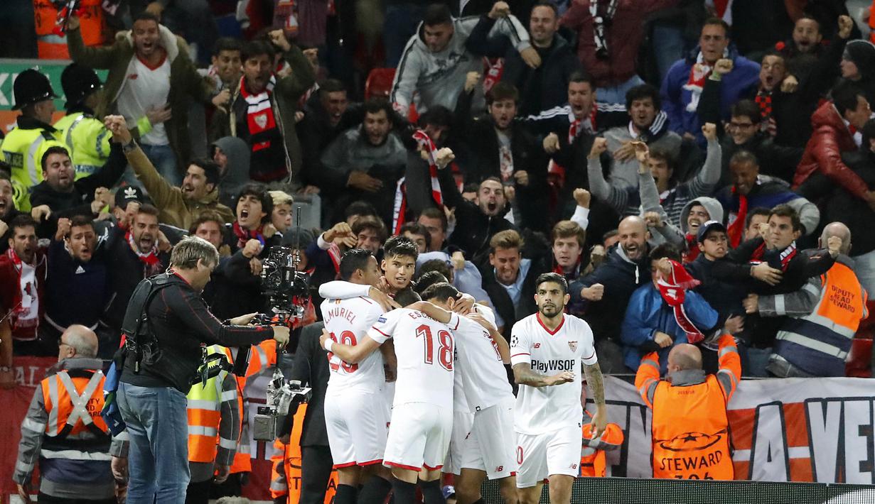 Para pemain Sevilla merayakan gol yang dicetak oleh Joaquin Correa ke gawang Liverpool pada laga Liga Champions di Stadion Anfield, Kamis (14/9/2017). Liverpool ditahan imbang 2-2 oleh Sevilla. (AP/Frank Augstein)