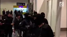 Siti Aisyah dari Indonesia dan Doan Thi Huong dari Vietnam dibawa kembali ke lokasi penyerangan di bandara internasional Kuala Lumpur.