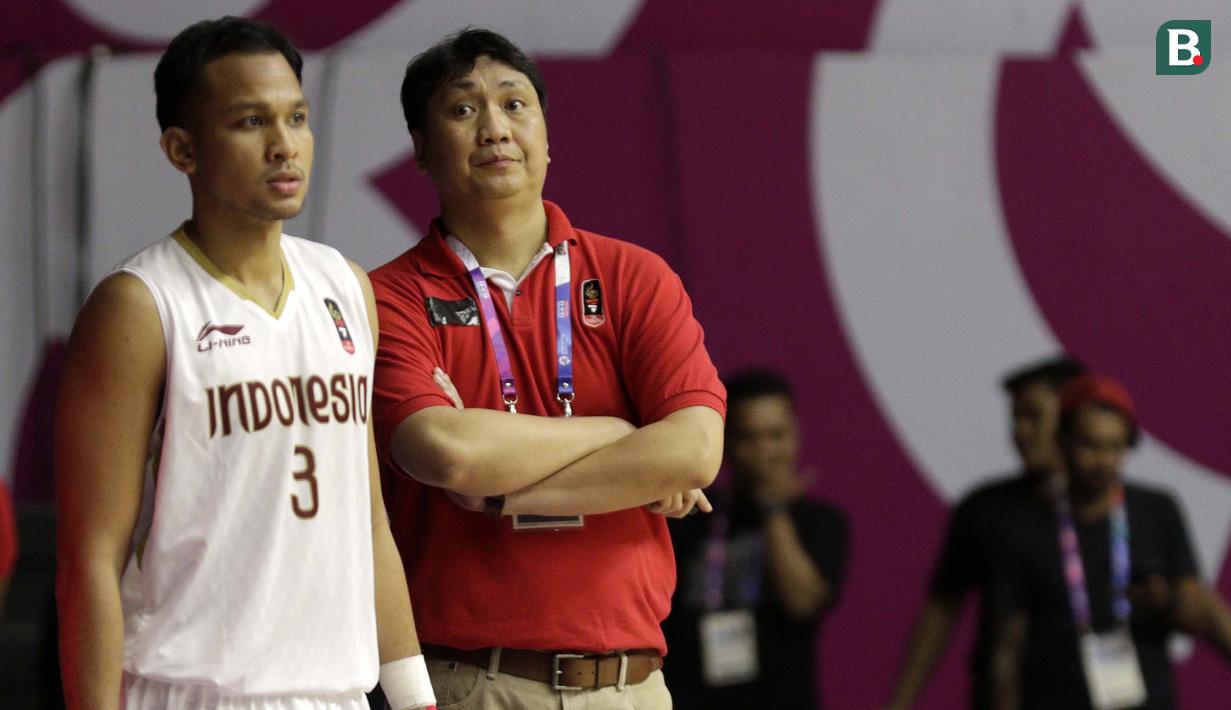 Pelatih Indonesia, Fictor Roring, mengamati permainan anak asuhnya saat melawan Korea Selatan pada laga Asian Games 2018 di Hall Basket GBK, Selasa (14/8/2018). (Bola.com/Peksi Cahyo)