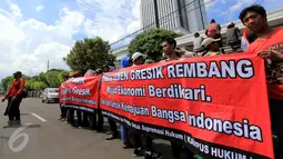 Masa mahasiswa yang tergabung dalam Kampus Hukum melakukan unjuk rasa di depan Gedung Mahkamah Agung (MA), Kamis (15/12). Mereka mendesak MA untuk memberikan penjelasan terkait Novum yang diduga palsu. (Liputan6.com/Fery Pradolo)