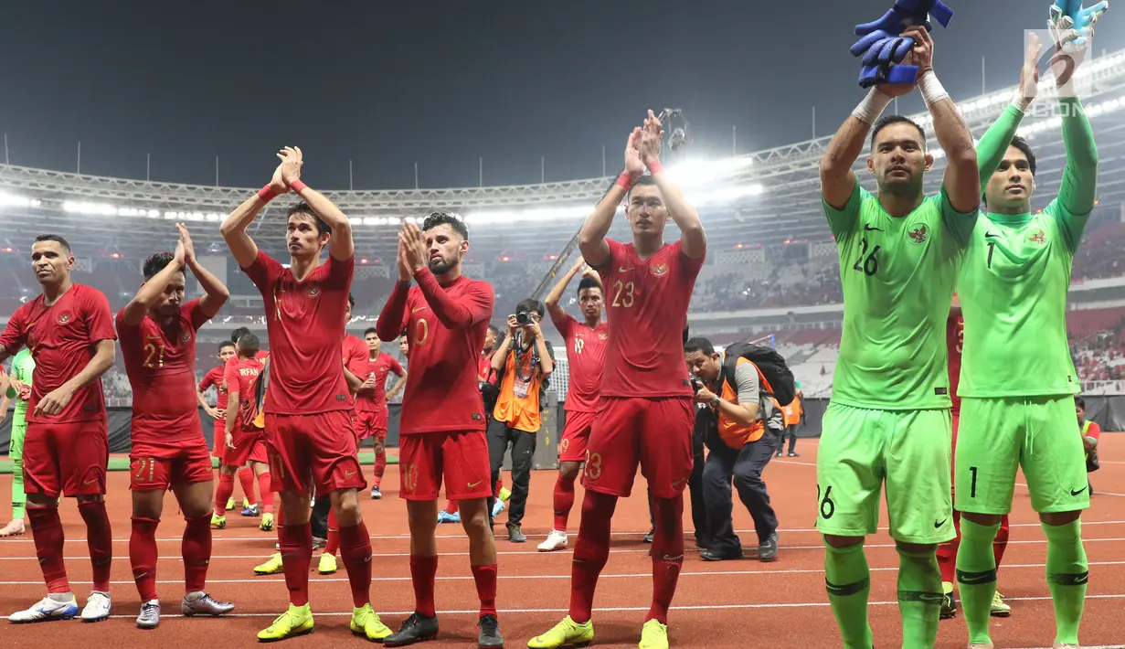 Pemain Timnas Indonesia merayakan kemenangan usai melawan Timor Leste pada penyisihan grup B Piala AFF 2018 di Stadion GBK, Jakarta, Selasa (13/11). Indonesia unggul 3-1. (Liputan6.com/Helmi Fithriansyah)