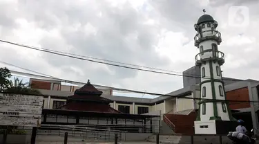 Suasana Masjid Jami Al-Mansur yang terletak di Jalan Jembatan Lima, Tambora, Jakarta Barat, Selasa (11/4/2023). (Liputan6.com/Johan Tallo)