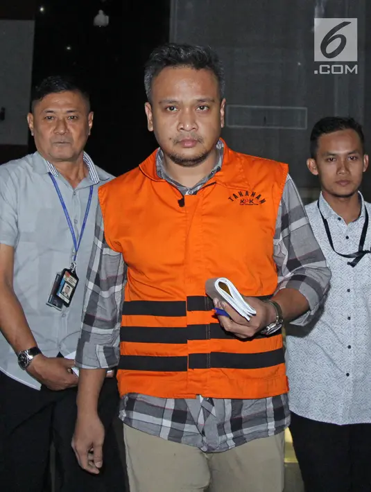 Ekspresi tersangka Irvanto Hendra Pambudi Cahyo saat meninggalkan Gedung KPK, Jakarta, Senin (12/3). Keponakan terdakwa Setya Novanto itu menjalani pemeriksaan perdana pascapenahanan. (Liputan6.com/Herman Zakharia)