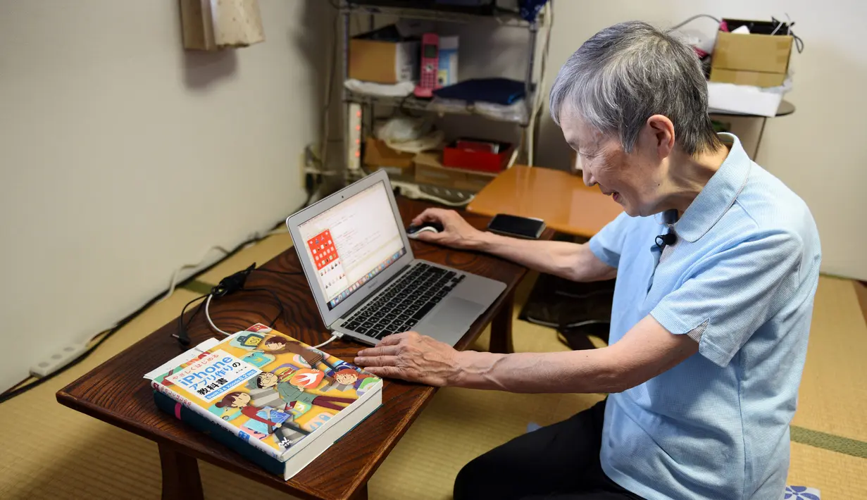 Masako Wakamiya menggunakan laptop di rumahnya daerah Fujisawa, Prefektur Kanagawa, Jepang, 13 Juli 2017. Aplikasi yang diciptakan nenek 82 tahun itu sudah diunduh sebanyak 42 ribu kali dan mayoritas memberi komentar positif. (Kazuhiro NOGI/AFP)