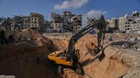 Aktivitas pekerja Mesir yang menggunakan alat berat untuk mencari jenazah para sandera di Kota Hamad, Khan Younis, di Jalur Gaza selatan, Selasa 28 Oktober 2025. Selain di Khan Younis, pencarian juga dilakukan di sejumlah lokasi, termasuk kamp pengungsi Nuseirat. (AP Photo/Abdel Kareem Hana)