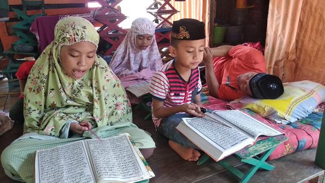 Amin, sang guru mengaji difabel dari Kampung Bugis, Maros (Liputan6.com/ Eka Hakim)