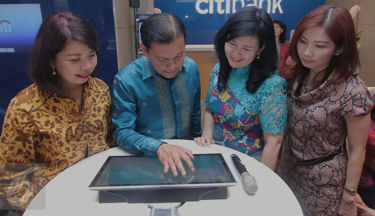 CEO Citi Indonesia Batara Sianturi (dua kiri), Retail Bank Head Citi Indonesia Rustini Dewi (dua kanan) usai resmikan Citi Smart Branch, Jakarta,(30/10/2015). Citi Bank ingin menghadirkan inovasi terbaik untuk nasabahnya. (Liputan6.com/Angga Yuniar)