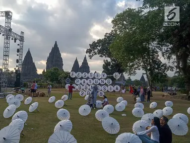 Ratusan payung terpasang selama Festival Payung Indonesia 2019 di Taman Garuda Mandala, Komplek Candi Prambanan, Kabupaten Klaten, Sabtu ( 7/9/2019). Acara ini diadakan secara tahunan dengan peserta dari beberapa provinsi di Indonesia serta dari Spanyol dan Thailand. (Liputan6.com/Gholib)