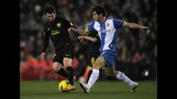 Pemain Espanyol, Jordi Amat (kanan), berusaha menghadang laju dari pemain Barcelona, Lionel Messi, dalam pertandingan lanjutan La Liga 2011/2012 yang berlangsung di stadion Cornella-El Prat , Minggu (8/1/2012). (AFP/Lluis Gene)